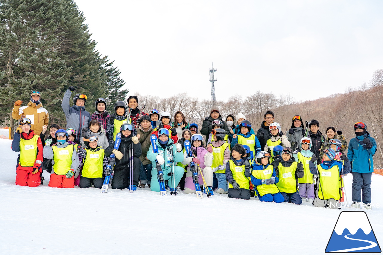 井山敬介さんと秋元日菜子さんのコンビは今年も健在！さらに、サプライズゲストも登場？！憧れのスキーヤーと一緒に雪と戯れ、『いちえ』の美味しいランチをいただく…。夢のようなイベント。めもるホールディングス presents プロスキーヤー・井山敬介さんと行く｜ダイナスティスキーリゾート